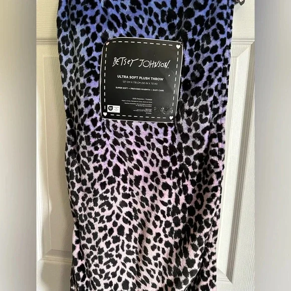 Betsey Johnson Purple Ombre Leopard Print Ultra Soft Plus Throw 50 IN X 70 IN - Picture 2 of 3